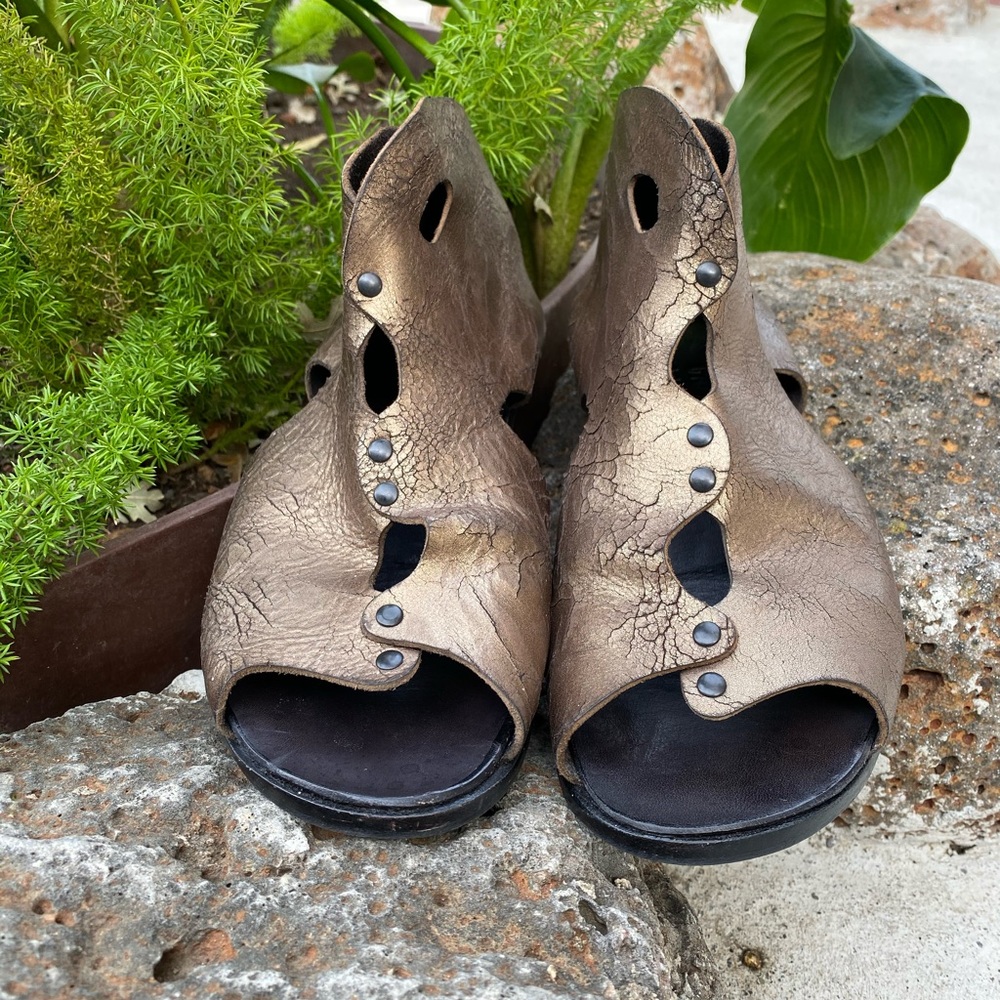 cydwoq gray sandals